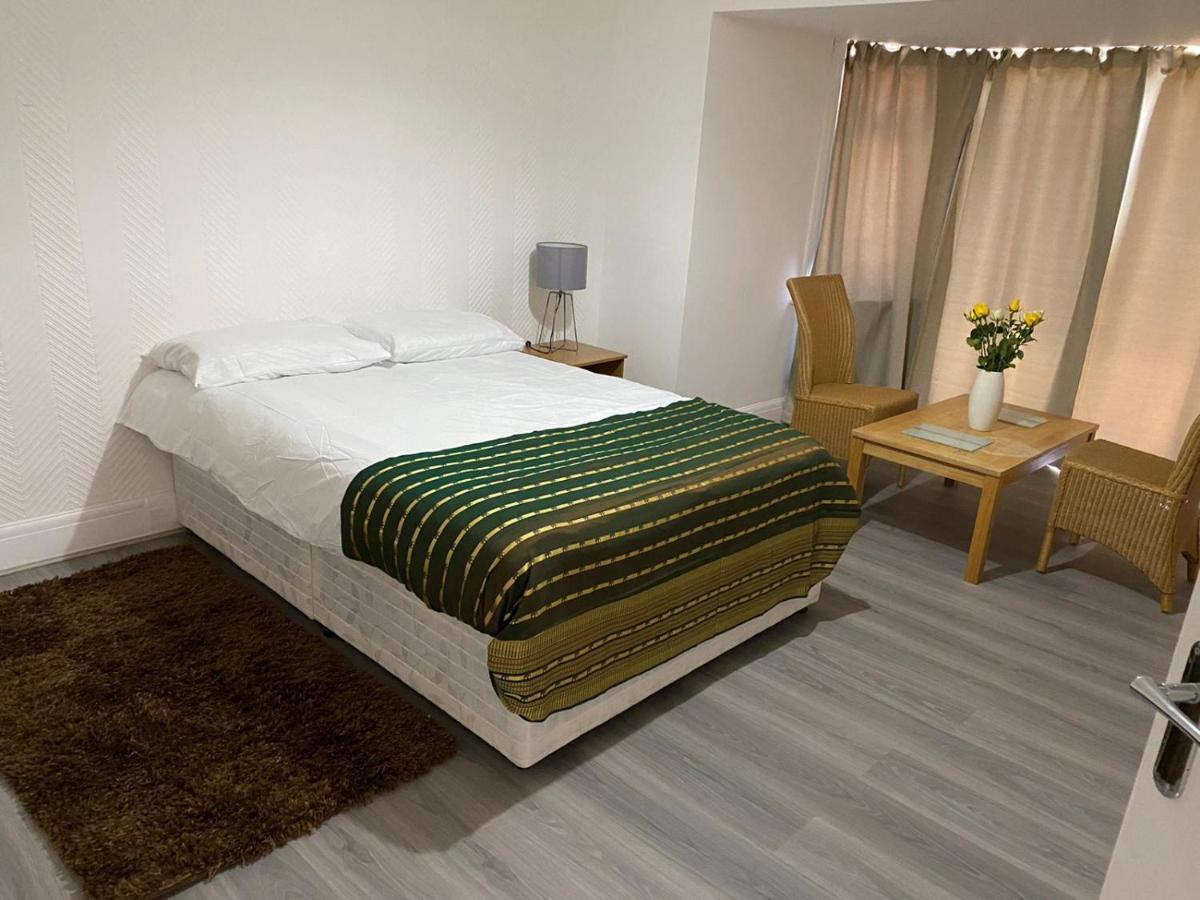 Sunrup Heathrow Apartment Feltham Luaran gambar